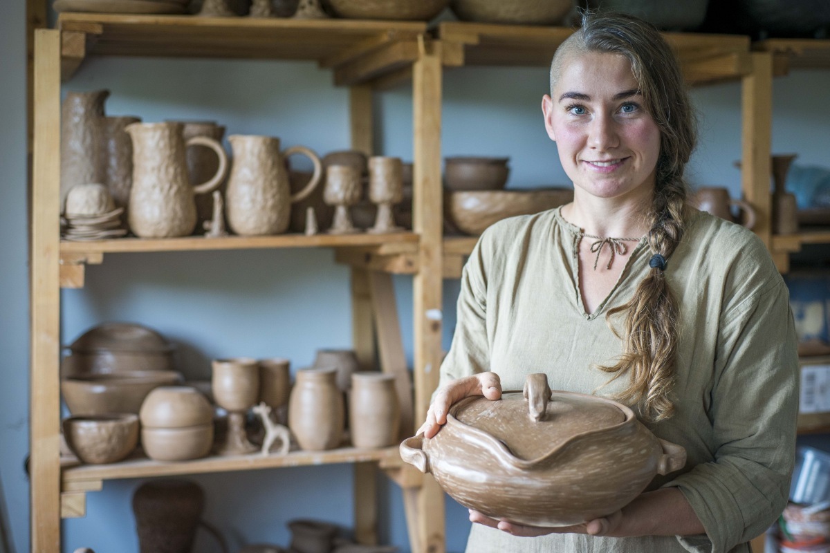 Keramiķe Linda Romanovska Kandavā: “Latvieši var uztaisīt jebko.”