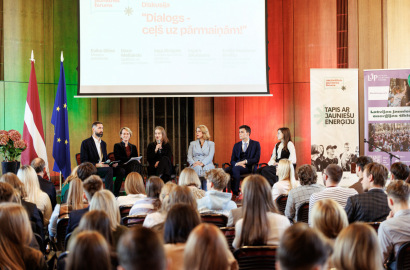 Nacionālajā Jaunatnes forumā oficiāli atklāj Nacionālo Jaunatnes dialogu; par tā patronesi kļūst Ministru prezidente